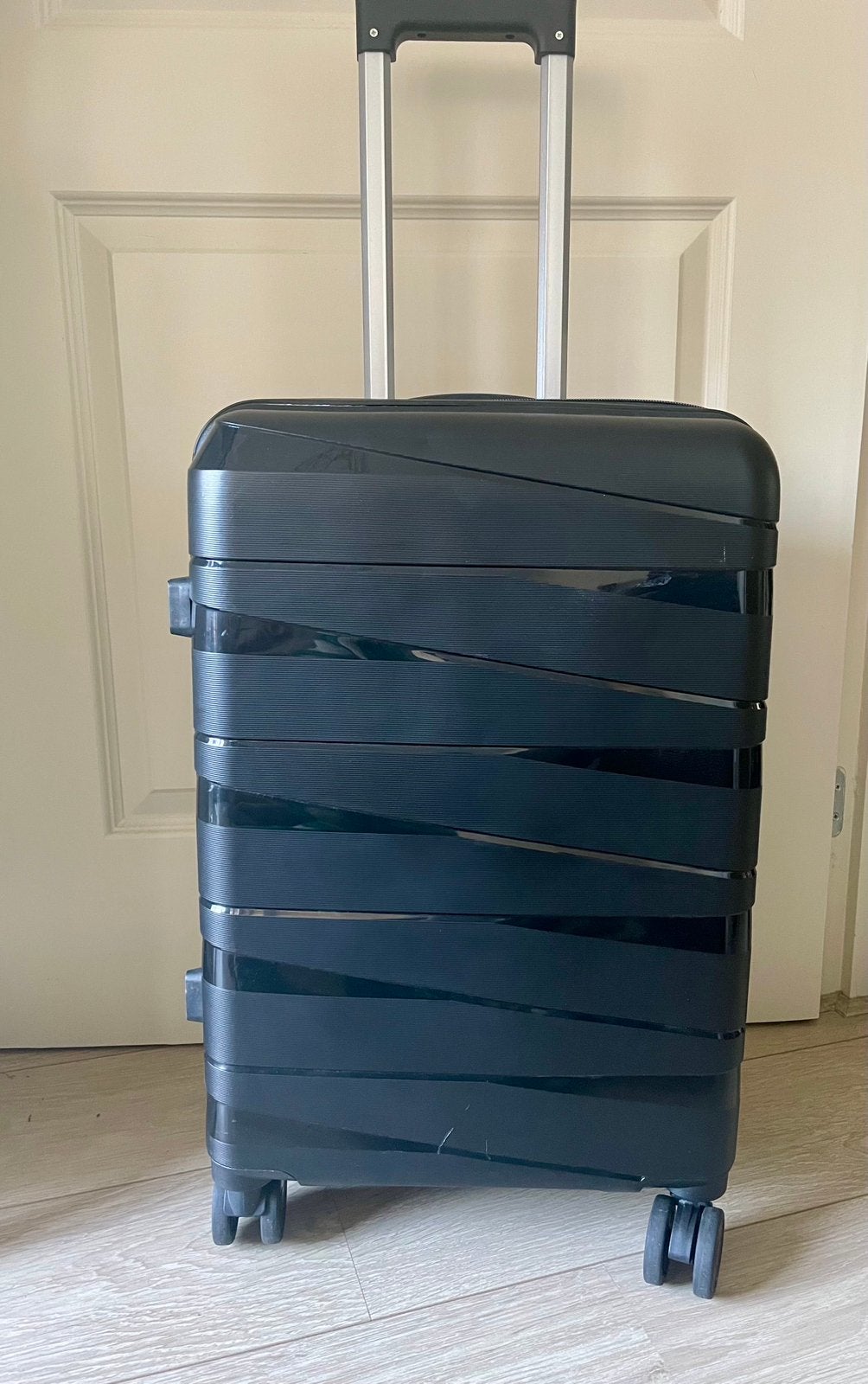 Zwarte kleine trolley hardcase koffer & cijferslot, Sieraden, Tassen en Uiterlijk, Koffers, Gebruikt, 50 tot 60 cm, Hard kunststof