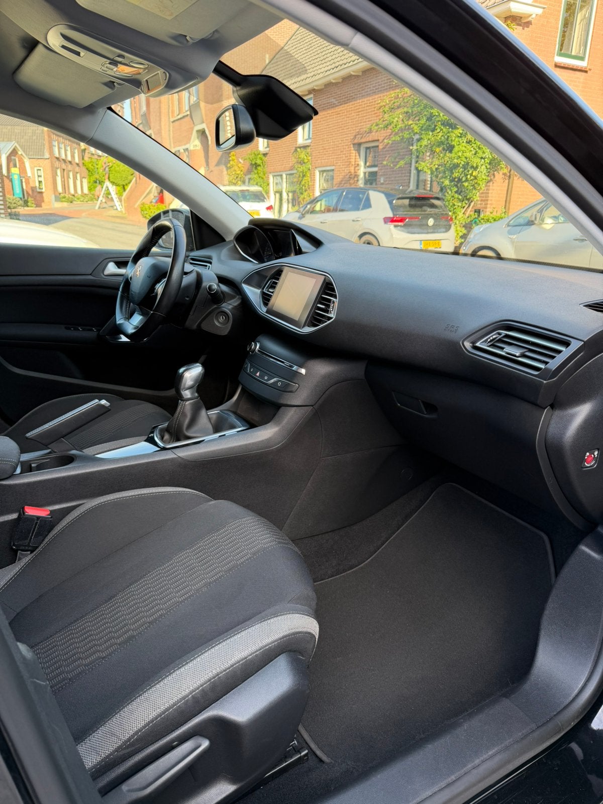 Foto 13 van Peugeot 308 1.2 E-thp 81KW/110PK SW 2015 Zwart