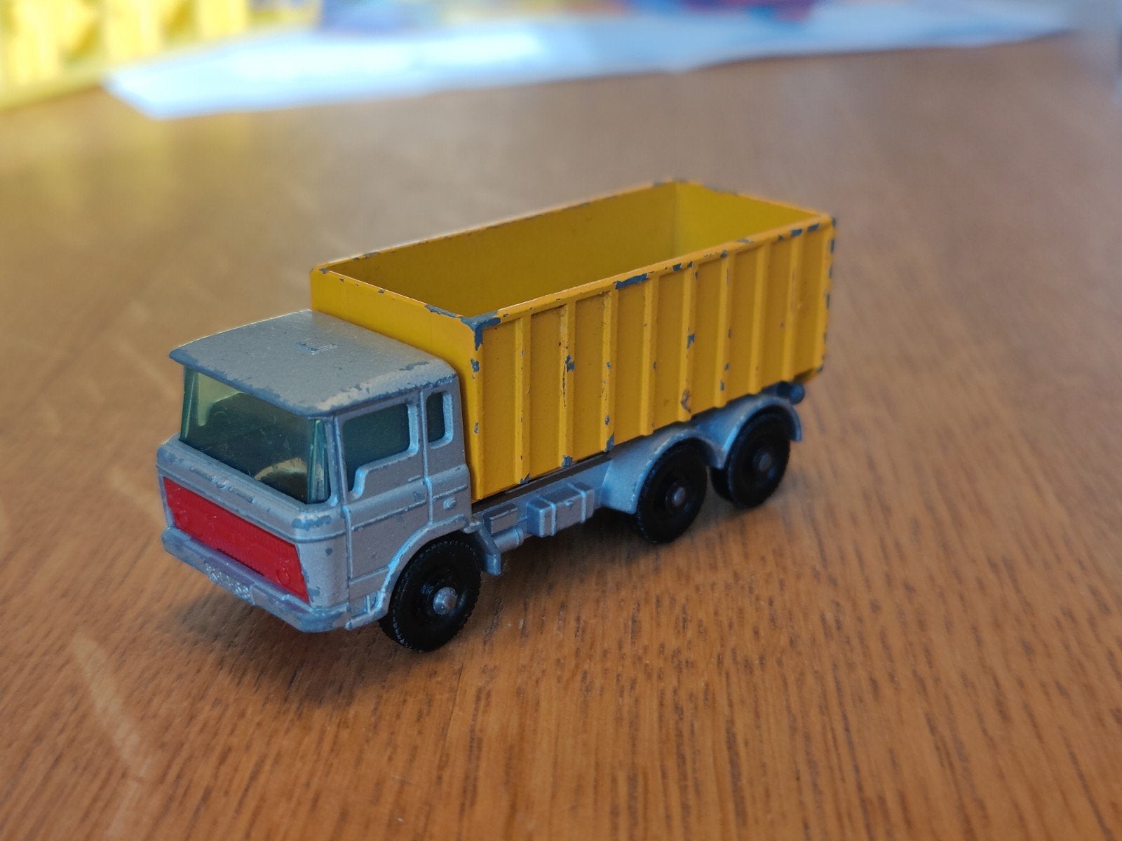 Matchbox DAF Tipper Container Truck, Ophalen, Zo goed als nieuw, Bus of Vrachtwagen