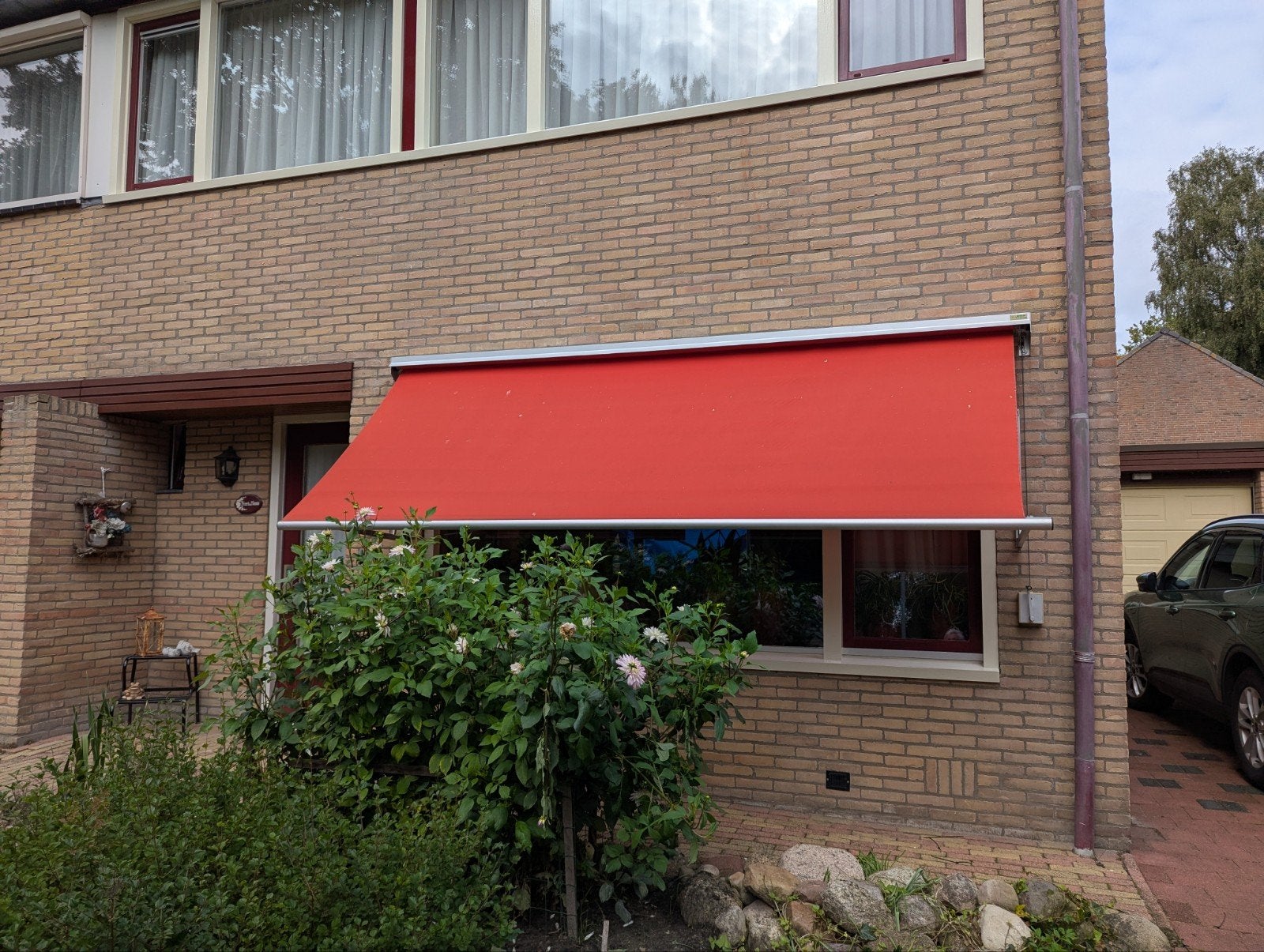 Gebruikt rood zonnescherm, 360 cm breed, handbediend, Ophalen, Gebruikt, 250 cm tot 450 cm, Uitvalscherm