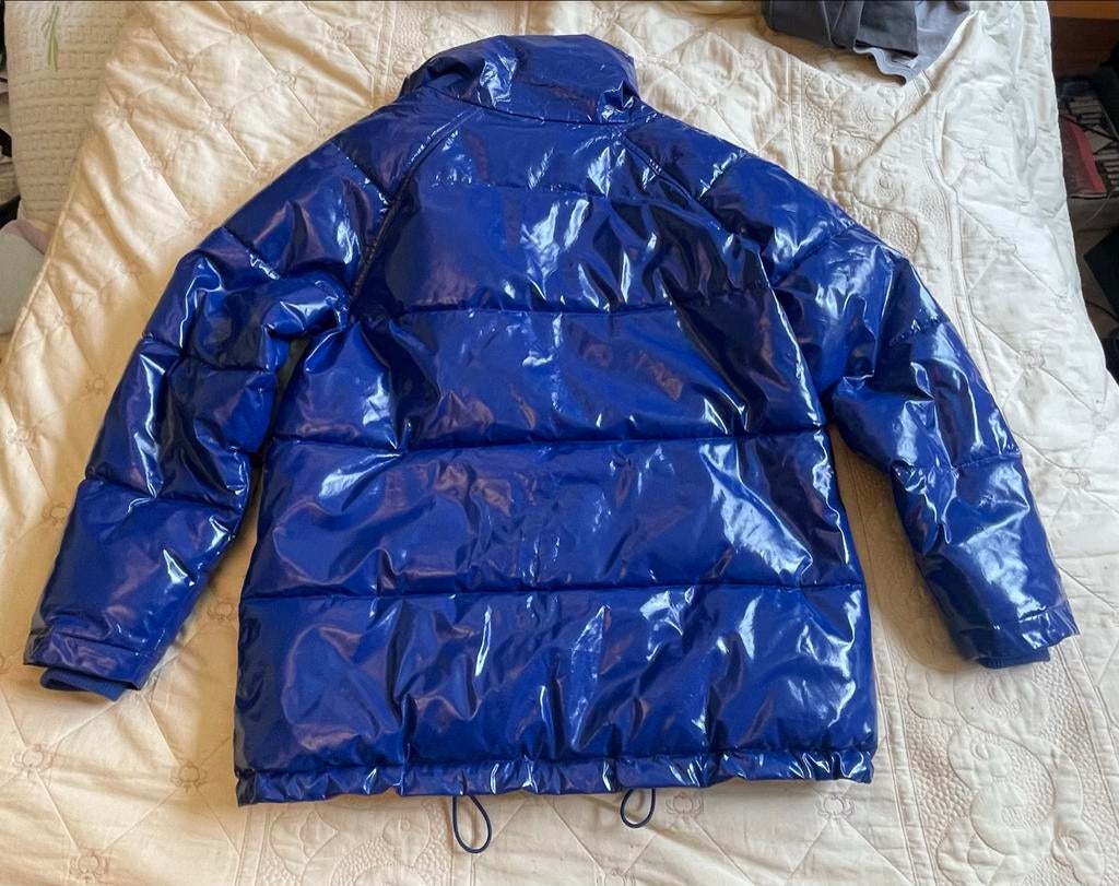 Monki glossy oversized puffer jacket blauw, maat S, Kleding | Dames, Jassen | Winter, Ophalen of Verzenden, Zo goed als nieuw