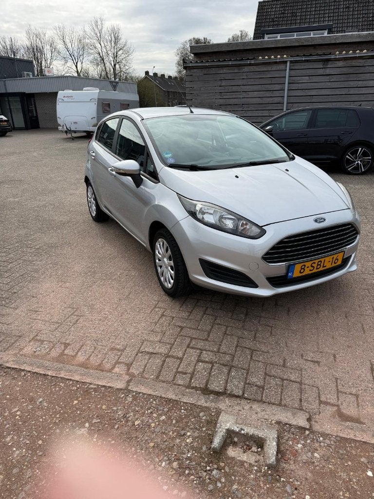 Ford Fiësta 1.0 59KW/80PK 5D 2013 Grijs, Auto's, Ford, Voorwielaandrijving, Stof, 40 €/maand, Zwart