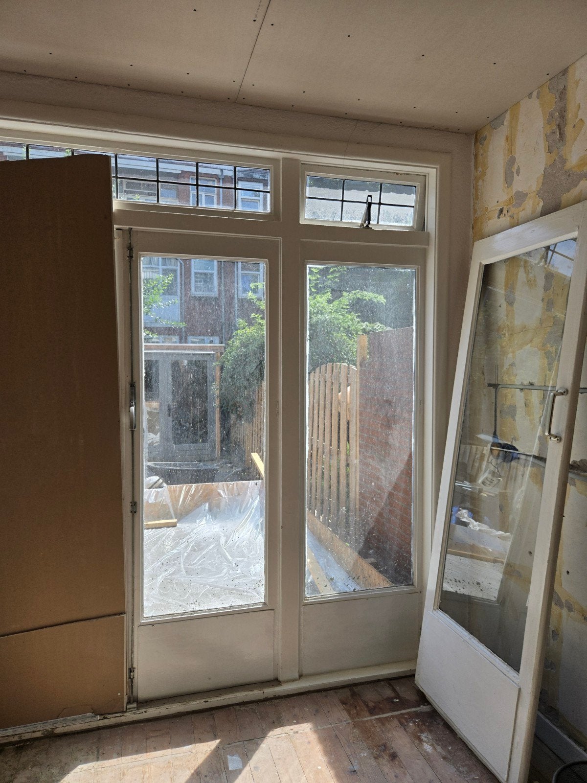 Gratis af te halen: Kozijn met glas in lood raampjes, Doe-het-zelf en Verbouw, Ophalen of Verzenden