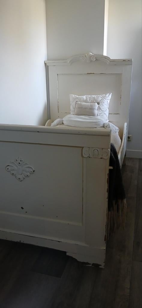 Heel oud bed, Antiek en Kunst, Antiek | Meubels | Bedden, Ophalen of Verzenden