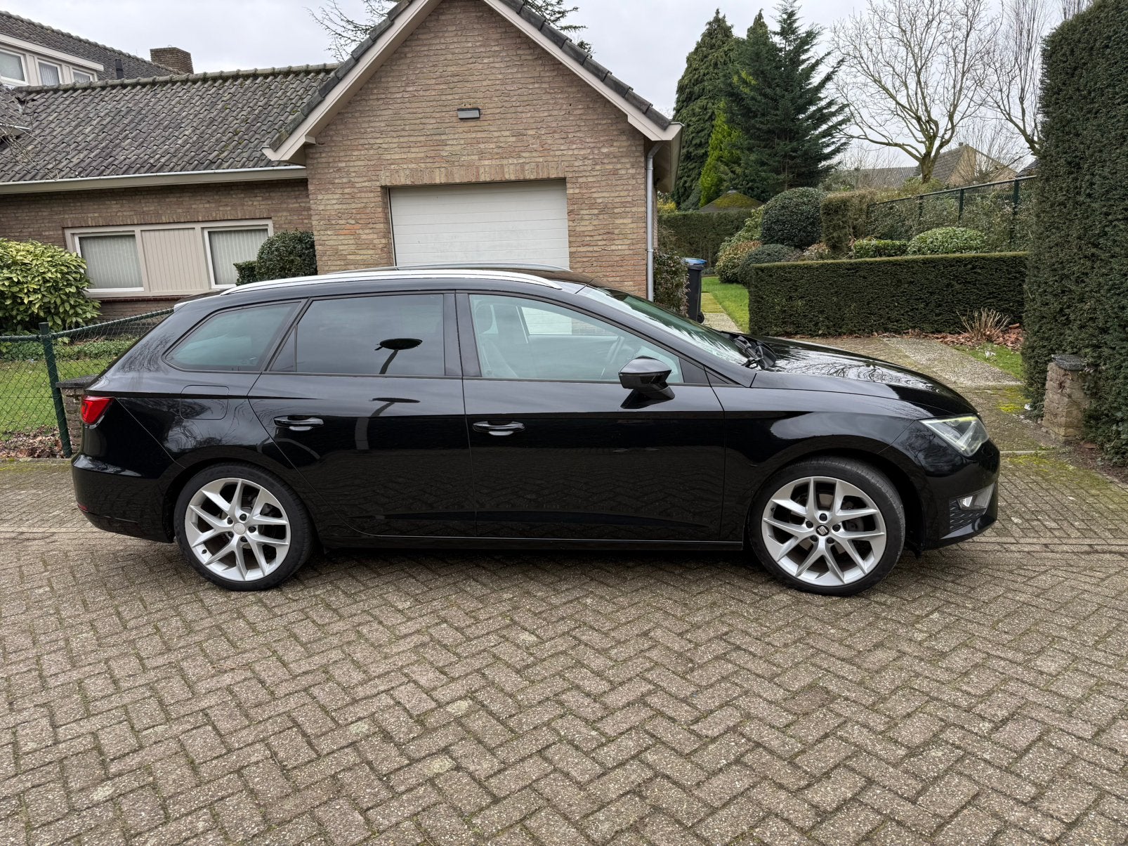 Seat Leon 1.4 Ecotsi 150pk Dsg-7 2015 Zwart, Auto's, Seat, Zwart, 4 cilinders, Leon, Leder en Stof