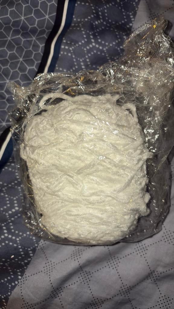Velvet yarn wit, Hobby en Vrije tijd, Breien en Haken, Ophalen of Verzenden, Gebruikt, Breien of Haken, Wol of Garen