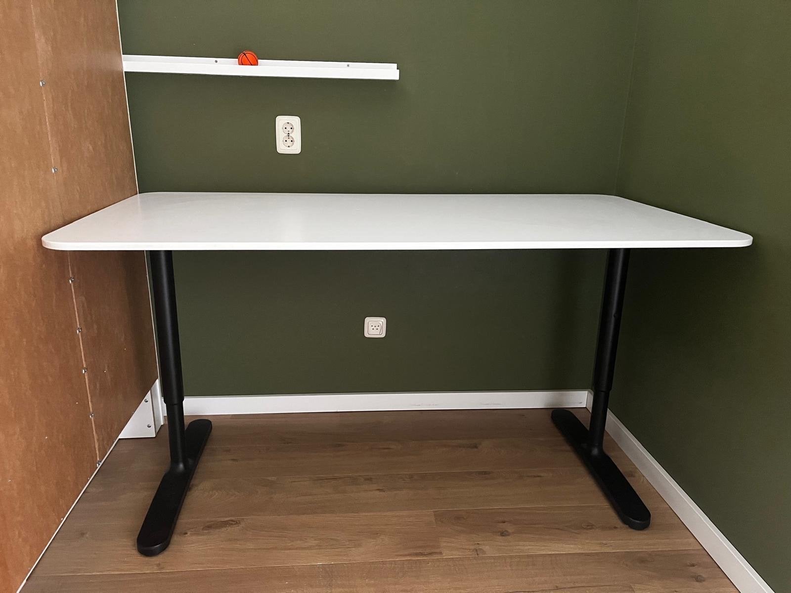 IKEA Bekant bureau wit - zwart, Ophalen, Zit-sta bureau, Spaanplaat of MDF, In hoogte verstelbaar