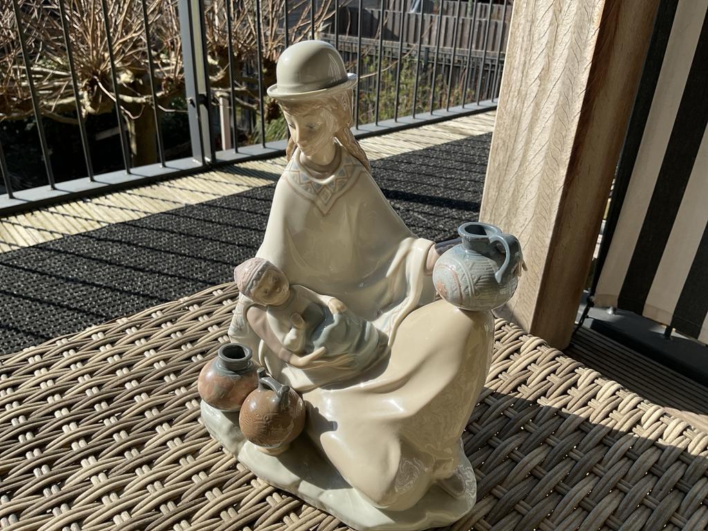 Zeldzaam Lladro #4822 Peruviaans meisje met baby porselein, Antiek en Kunst, Ophalen