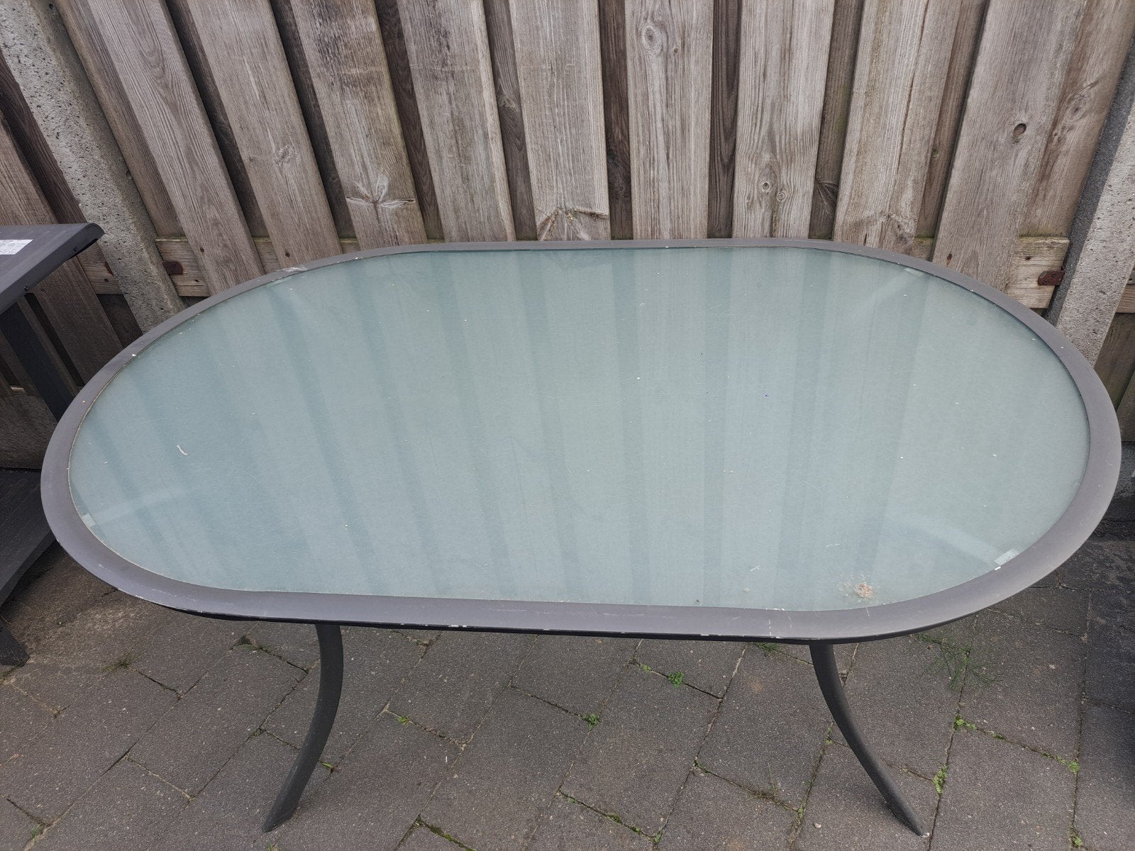 Een ovale glazen tuintafel van 149x91x72 cm, Ophalen, Gebruikt, Ovaal, Overige materialen