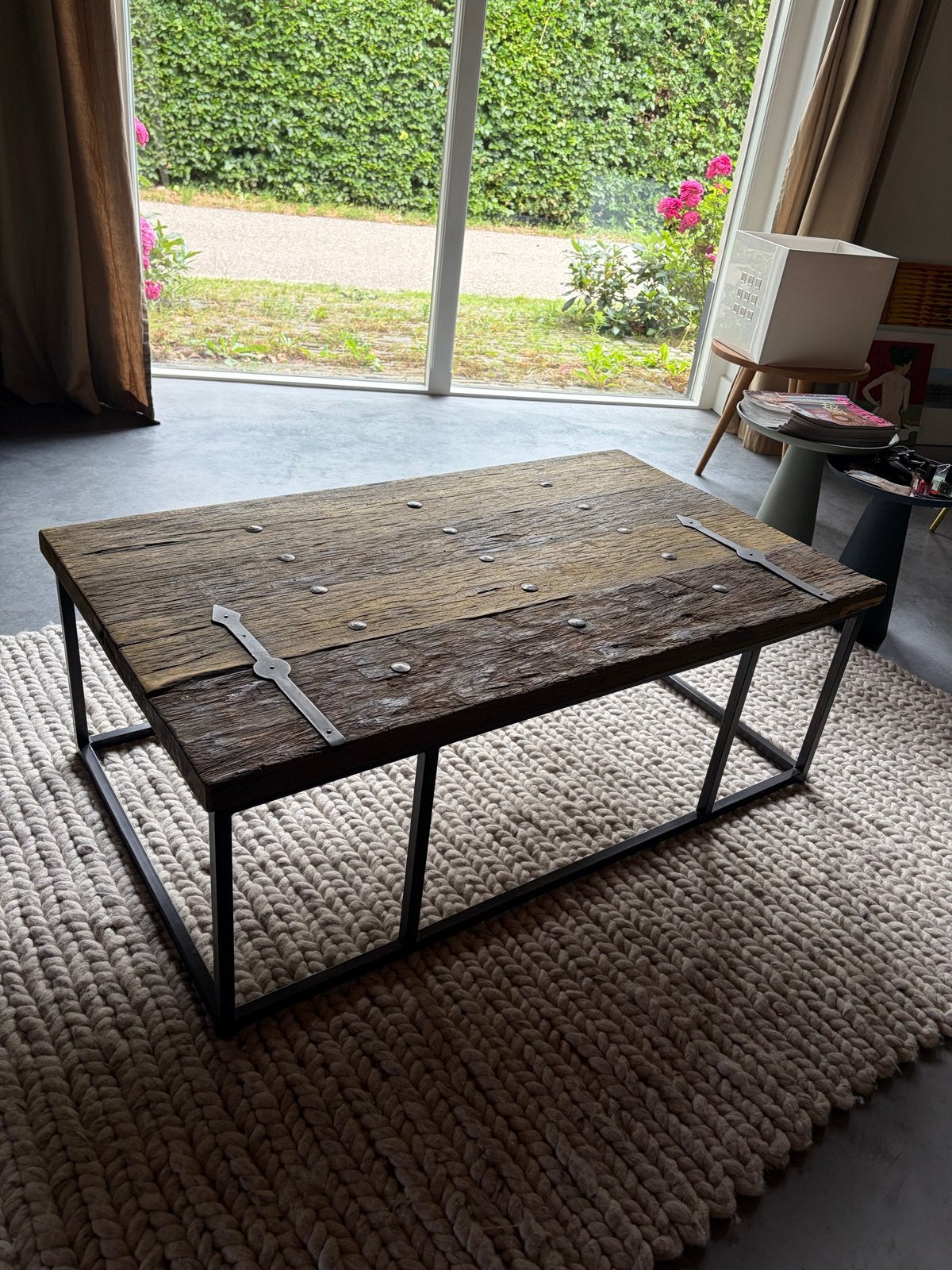 Robuuste salontafel van oud hout en metaal