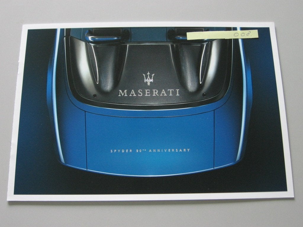 MAS 008 MASERATI SPYDER 90th ANNIVERSARY, folder, Boeken, Auto's | Folders en Tijdschriften, Ophalen of Verzenden, Zo goed als nieuw
