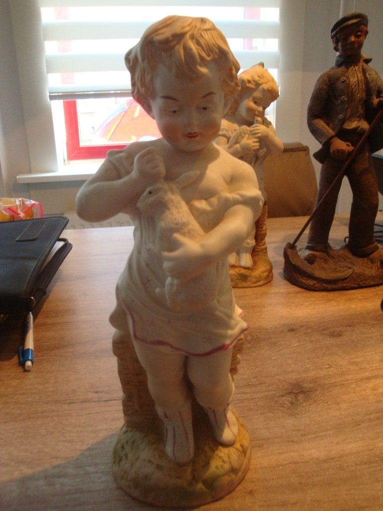 oude beeld jonge met konijn, Ophalen of Verzenden
