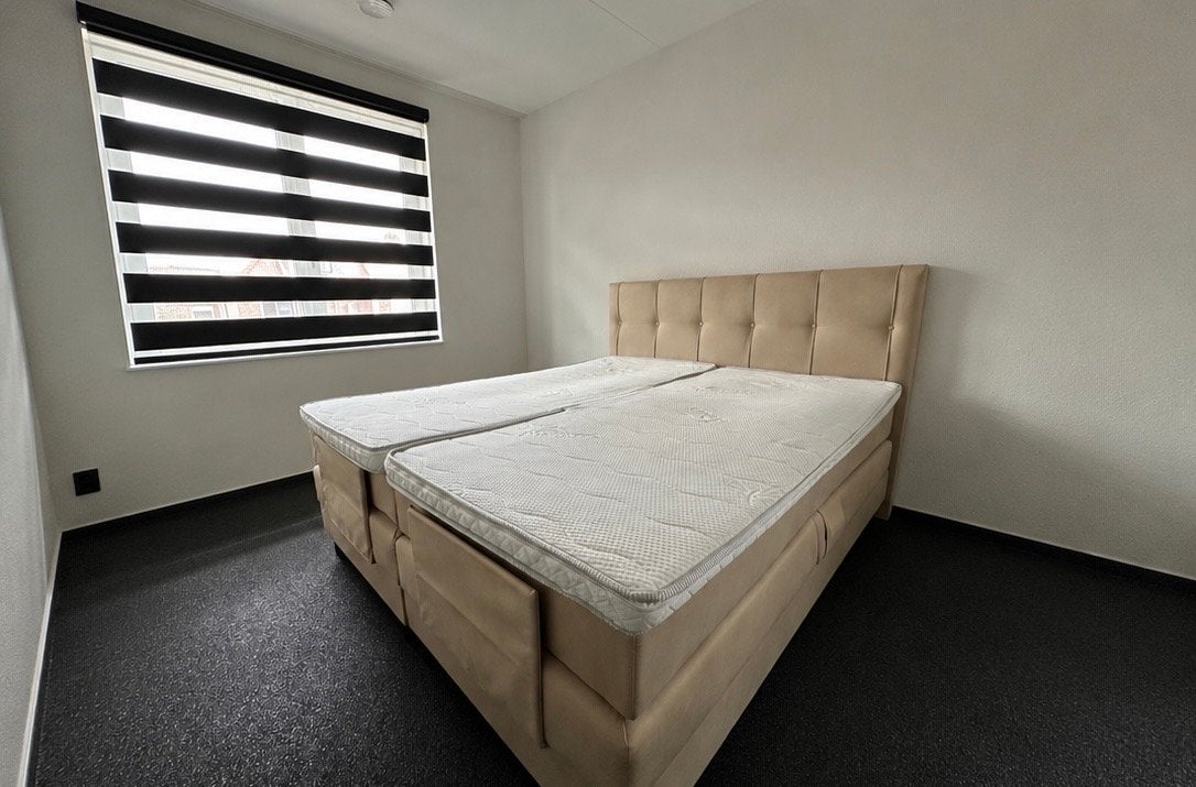 Elektrisch verstelbaar bed 180x200 met 2 afstandsbedieningen, Ophalen, Beige, Tweepersoons, 180 cm