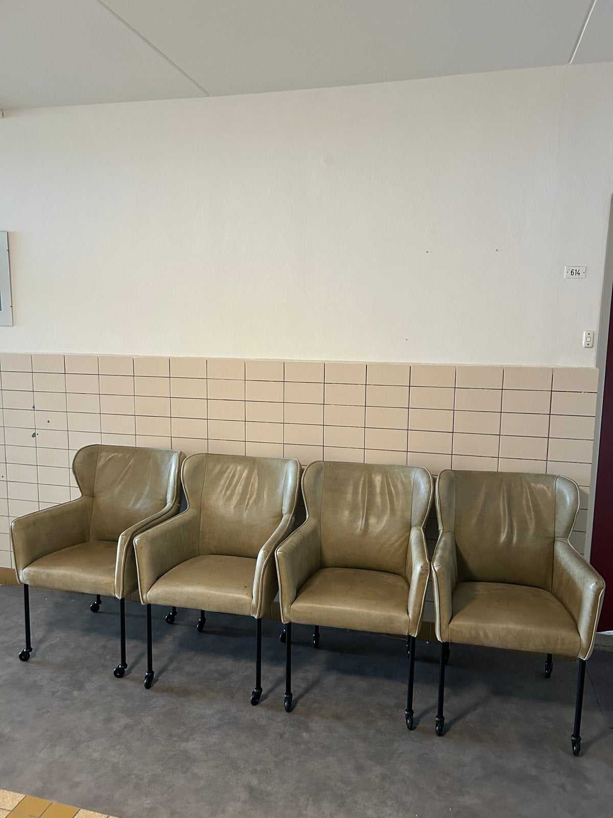 Set van 4 Goossens Leogang eetkamerstoelen met wielen, Gebruikt, Bruin, Leer, Ophalen of Verzenden