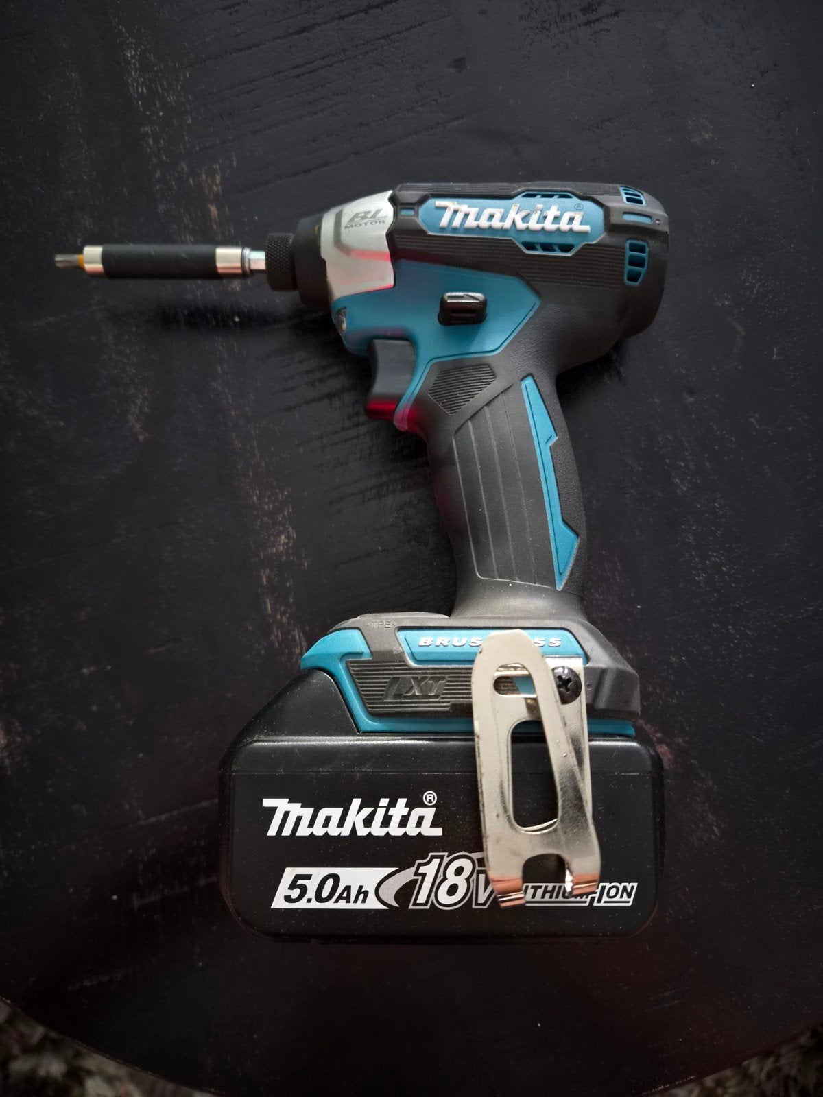 Makita DTD157 slagschroevendraaier met 5Ah accu, Ophalen of Verzenden, Zo goed als nieuw, Boor- en Schroefmachine