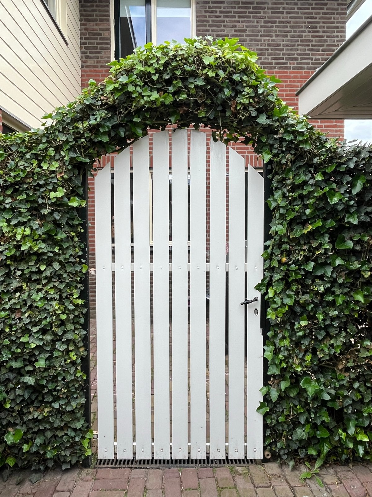 Witte poort met stalen frame en houten planken, Tuin en Terras, Ophalen, Met poort, Gebruikt, Tuinhek