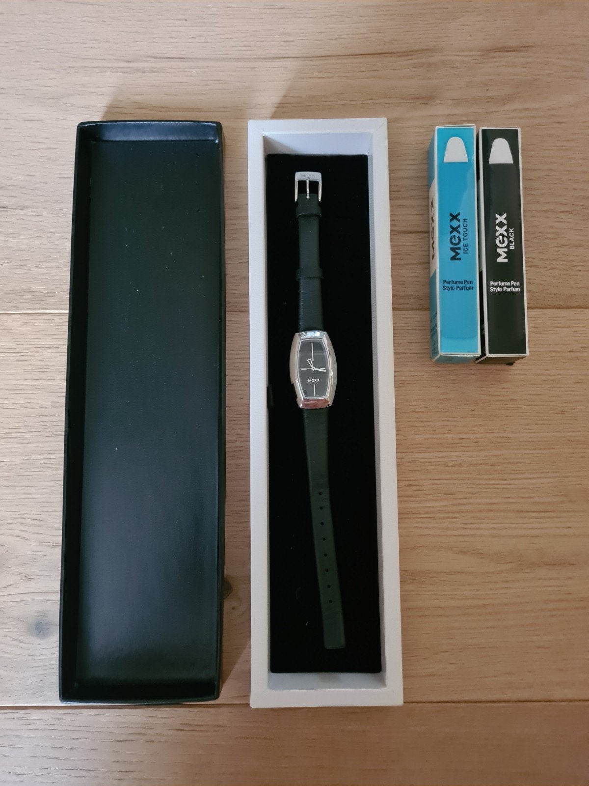 Mexx horloge en parfum sticks - als nieuw/Nieuw, Sieraden, Tassen en Uiterlijk, Uiterlijk | Parfum, Ophalen, Zo goed als nieuw