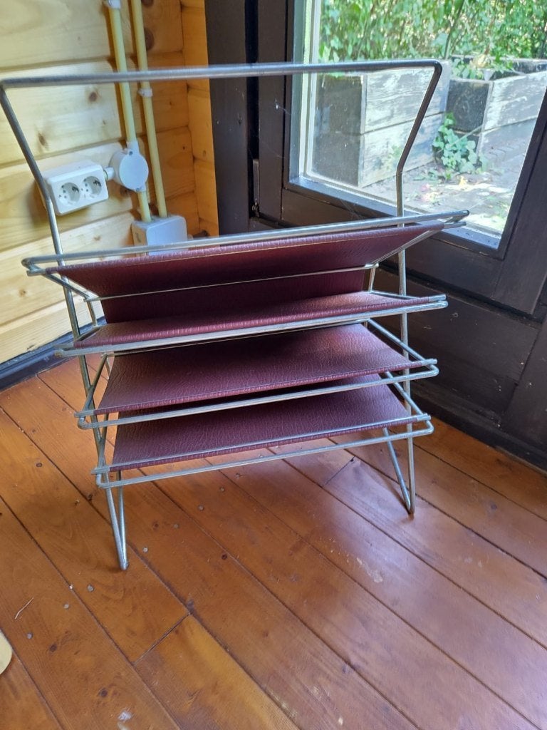 Tijdschriftenrek / lectuurbak bordeauxrood | mid-century, Huis en Inrichting, Woonaccessoires | Krantenbakken en Lectuurbakken