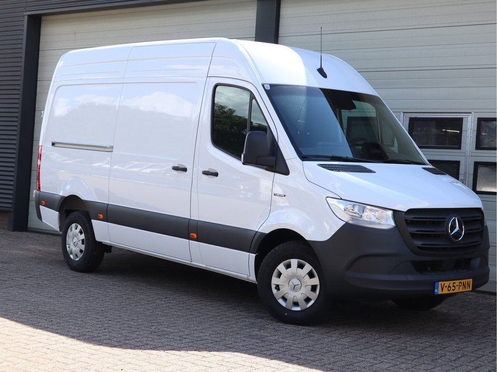 Mercedes-Benz eSprinter 320 81kWh L2H2 - Trekhaak - Cruise -, Auto's, Bestelauto's, Automaat, Gebruikt, Zwart, 2000 kg