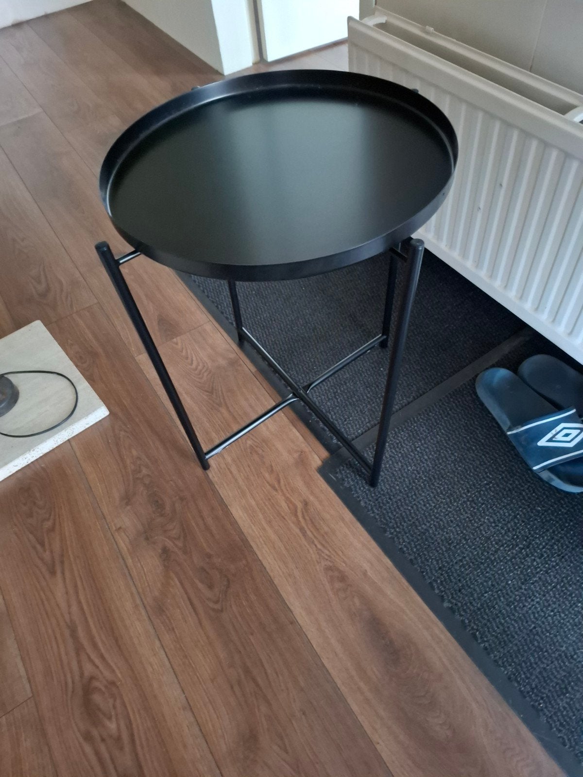 Zwarte bijzettafeltje, Minder dan 55 cm, Rond, Zo goed als nieuw, Ophalen