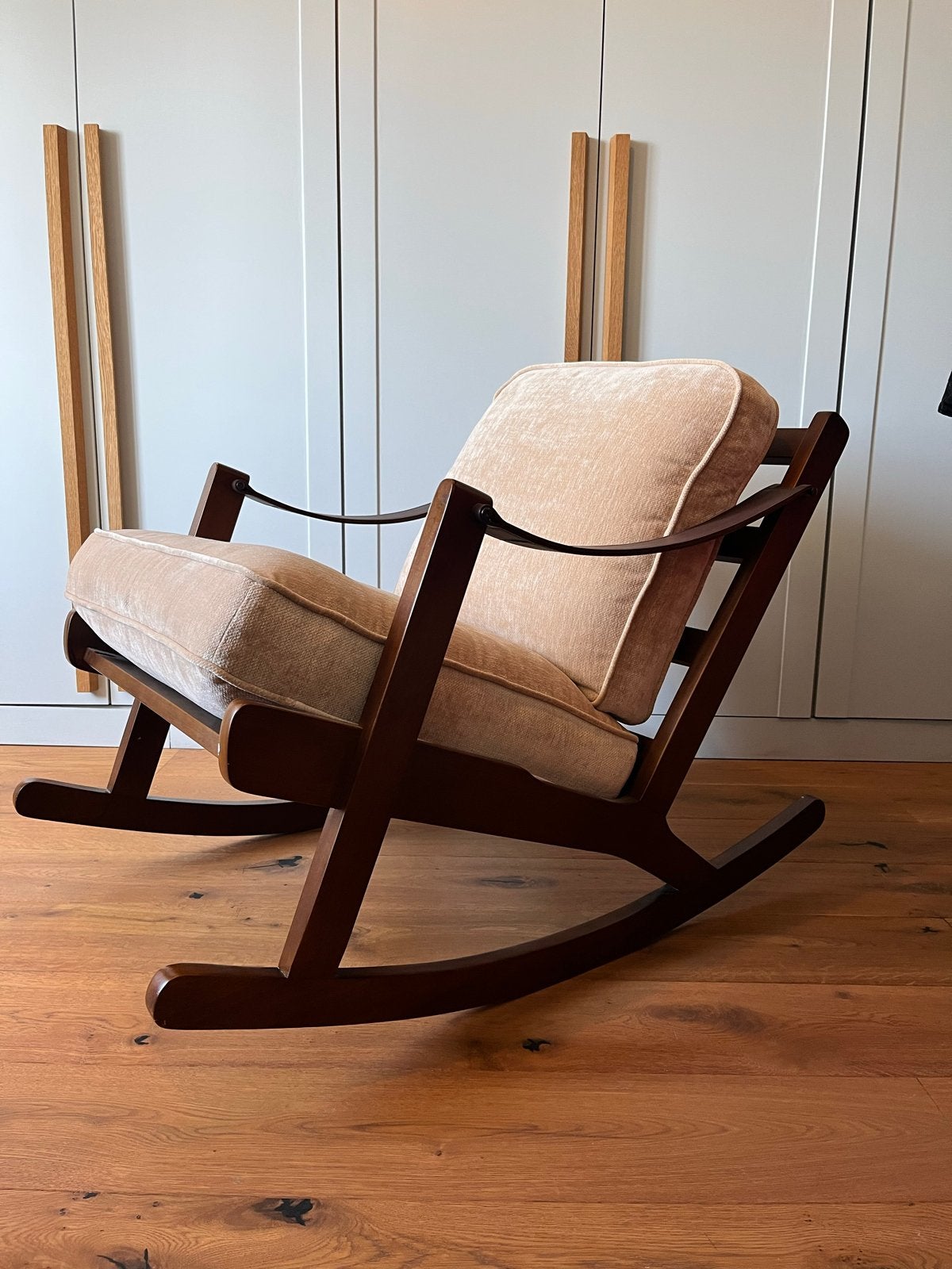 Zuiver schommelstoel met houten frame en leer armen, Ophalen, Overige kleuren, Nieuw, Modern mid century