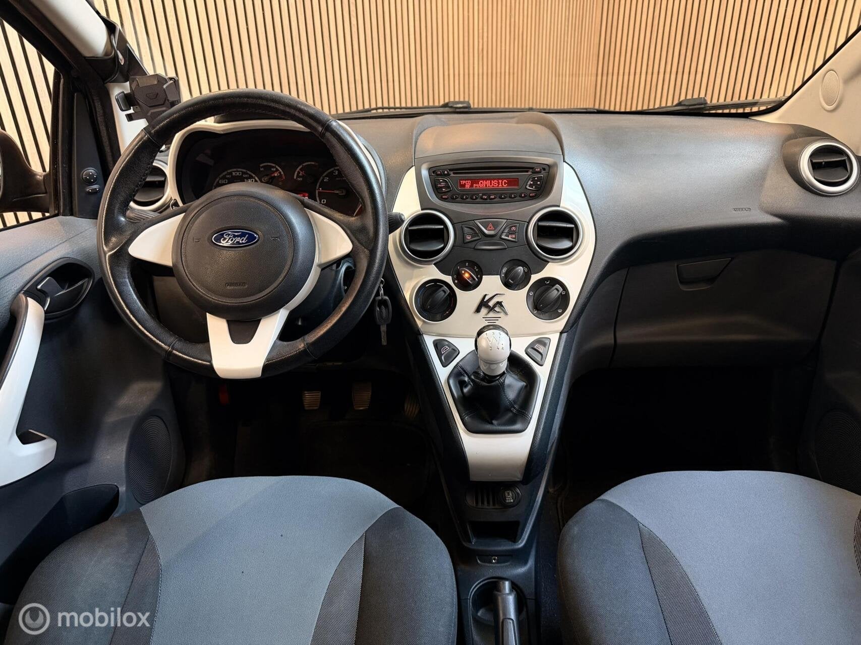 Ford Ka 1.2 Titanium X s/s 2eEIG! APK-28/6/2027 PANO AIRCO, Auto's, Ford, Voorwielaandrijving, Stof, Gebruikt, 4 cilinders