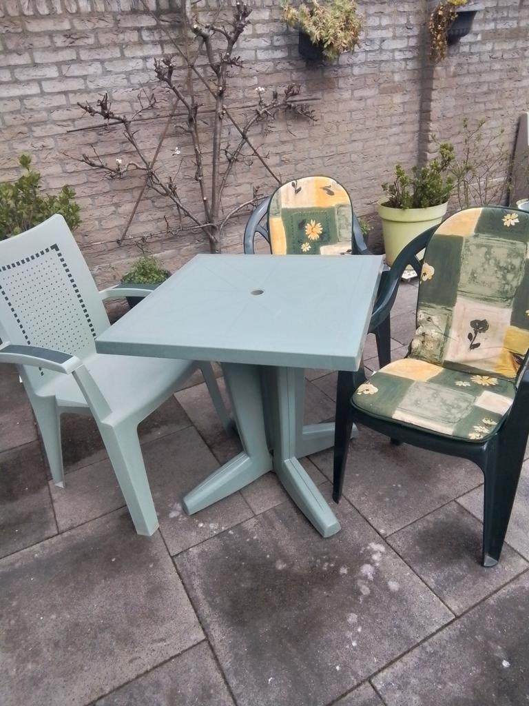 Tuin/balkonset: tafeltje met 3 stoeltjes samen 20 euro, Tuin en Terras, Tuinsets en Loungesets, Gebruikt, Tuinset, Kunststof, 3 zitplaatsen