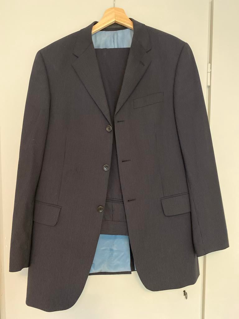 Crespone van Gils Herenpak - Donkerblauw met krijtstreep, Kleding | Heren, Verzenden, Gedragen, Maat 52/54 (L), Blauw