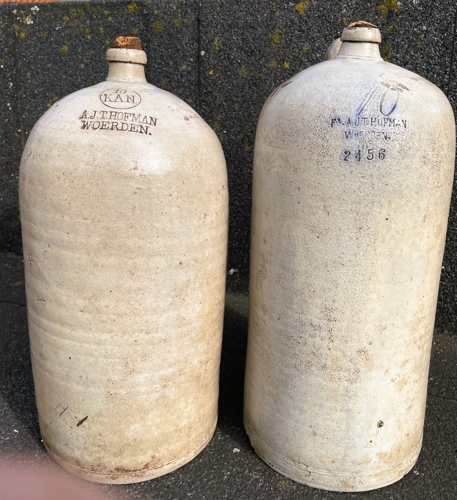 Hofman Woerden - 2 antieke jenever- / likeurkruiken, Ophalen