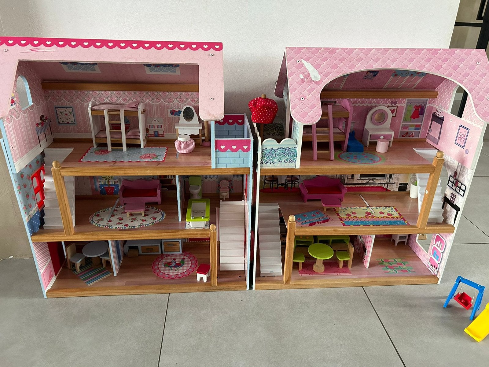 Mooi Poppenhuisje met inboedel, Ophalen, Zo goed als nieuw, Poppenhuis