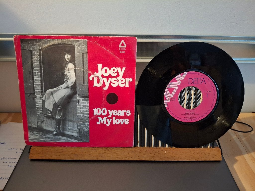 Joey Dyser-100 Years(105) 2 euro vaste prijs, Ophalen of Verzenden, Zo goed als nieuw, 7 inch, Pop