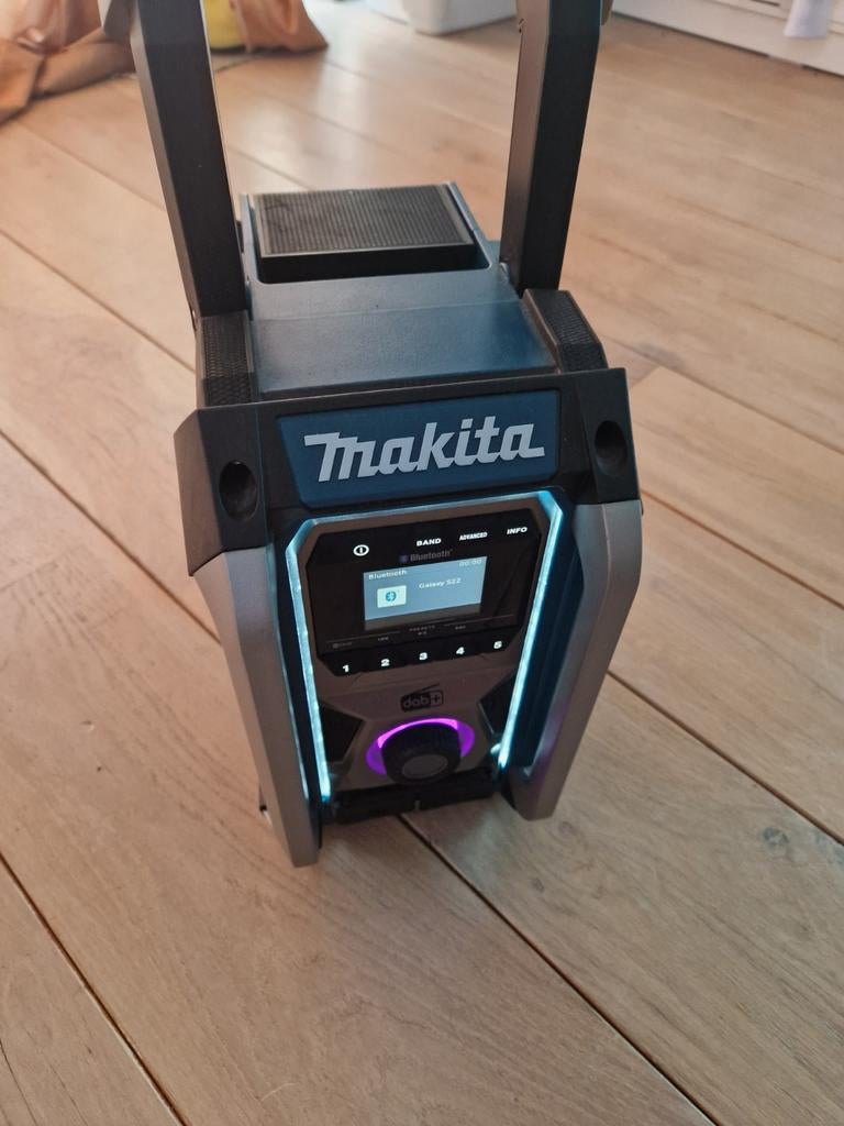 Radio Makita MR007G new plus adapter., Ophalen of Verzenden