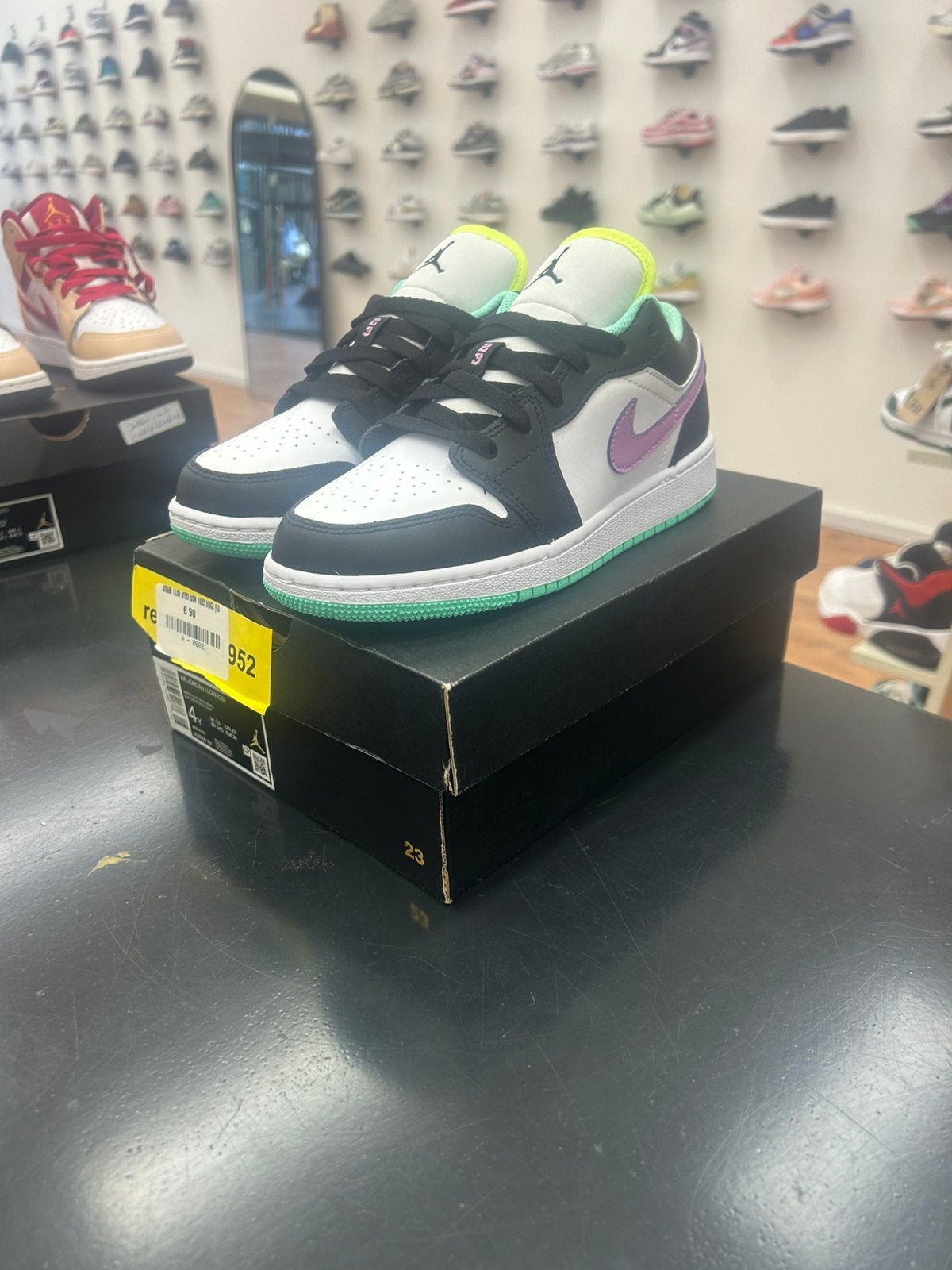 Air Jordan 1 Low GS White/Violet Shock/Black – Maat 36 – €99, Zwart, Nieuw, Ophalen of Verzenden, A