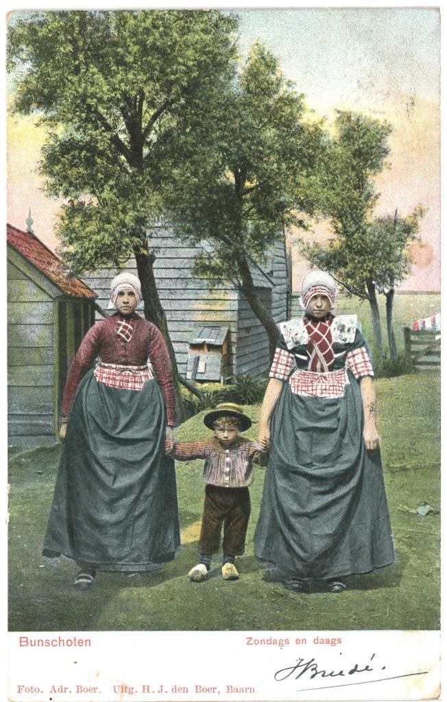 992349 Bunschoten 1904 Klederdracht Zondags + daags Gelopen