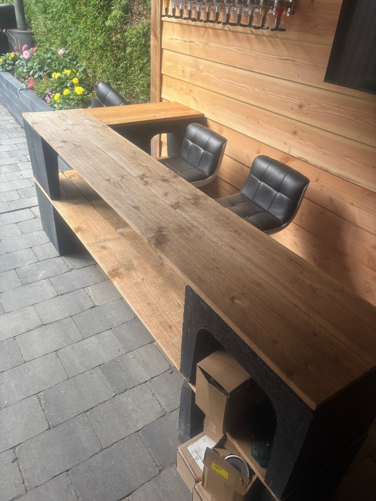 Stevige bar met 2 barkrukken - 240x112x84cm, Huis en Inrichting, Barren, Ophalen of Verzenden, Gebruikt, Inclusief barstoelen