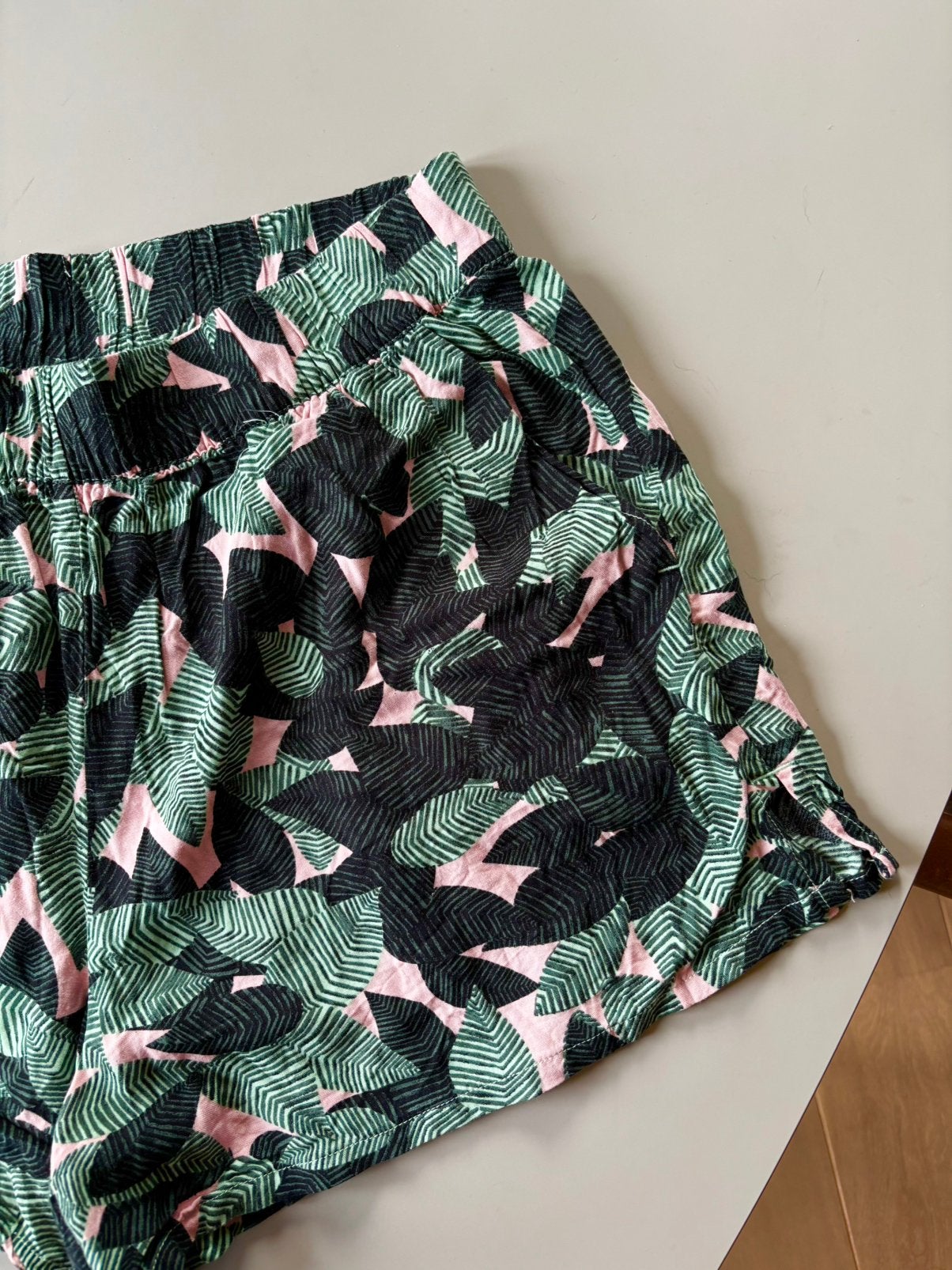Luchtig stoffen broekje met bladeren print Monki, Kort, Ophalen of Verzenden, Zo goed als nieuw, Maat 36 (S)