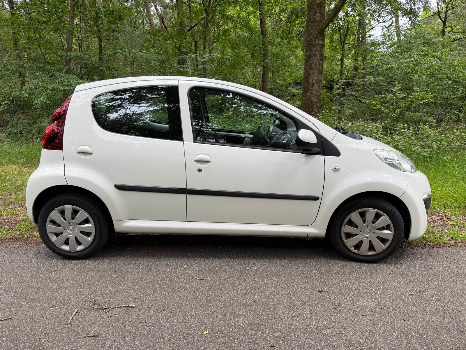 Peugeot 107 1.0 12V 5DR 2014 Wit Airco, Auto's, Peugeot, Voorwielaandrijving, 4 stoelen, Origineel Nederlands, Handgeschakeld