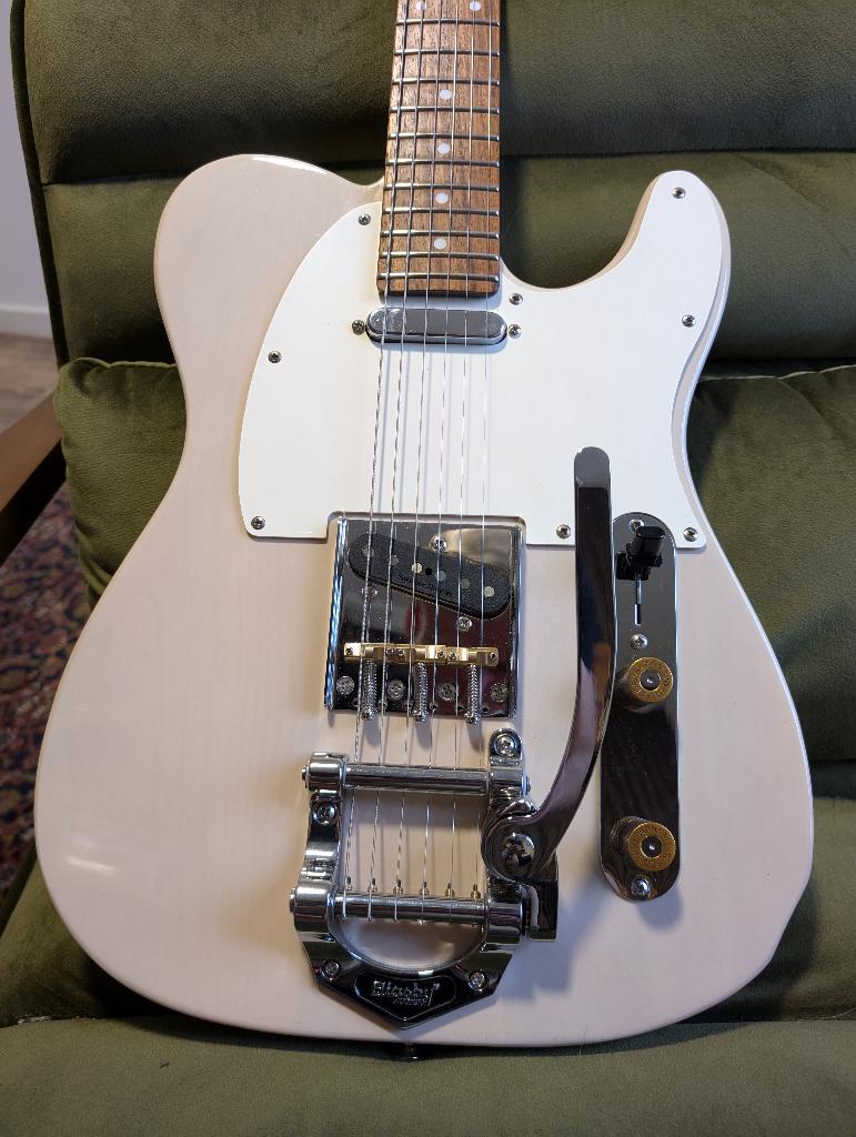 Vintage Reissue Series V62 Ash Blonde Bigsby, Ophalen of Verzenden, Gebruikt, Solid body, Fender