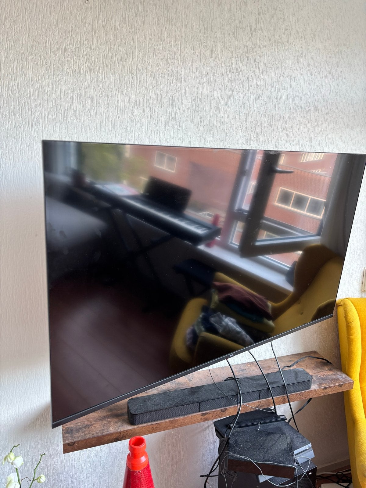 LG TV met muurbeugel - Zo goed als nieuw, Ophalen, Zo goed als nieuw