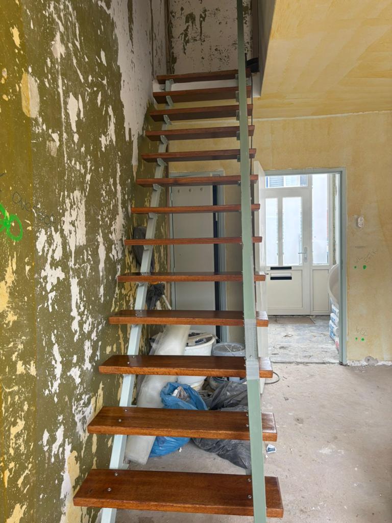 Massieve houten Meranti trap met staal, Ophalen of Verzenden, Gebruikt