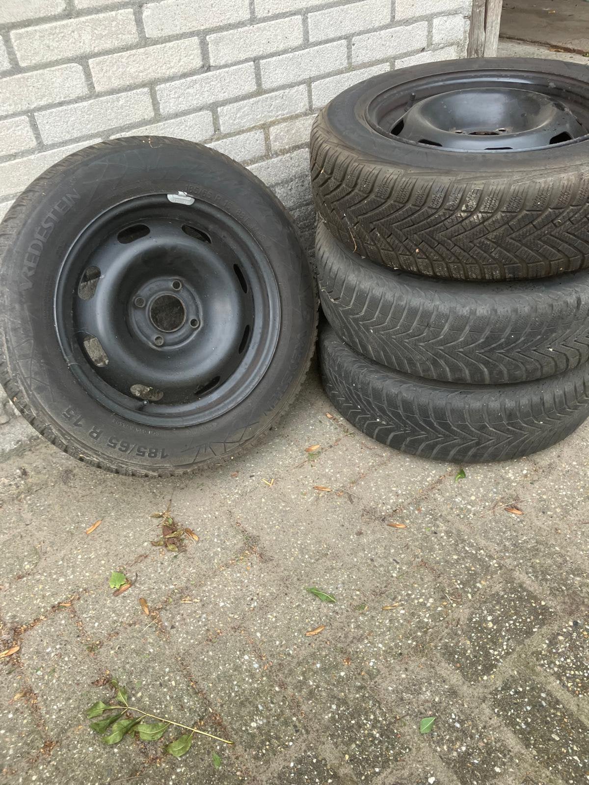 4 Winterbanden met stalen velgen – 185/65 R15, Ophalen, Gebruikt, 15 inch, Banden en Velgen