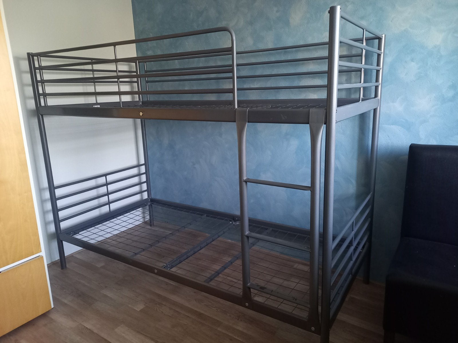 Stevig metalen stapelbed - Ideaal voor kleine ruimtes, Huis en Inrichting, Slaapkamer | Stapelbedden en Hoogslapers, Gebruikt