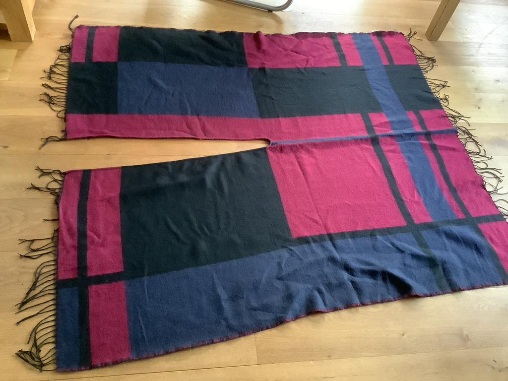 Poncho sjaal met franjes, rood, blauw en zwart, Ophalen of Verzenden, Zo goed als nieuw