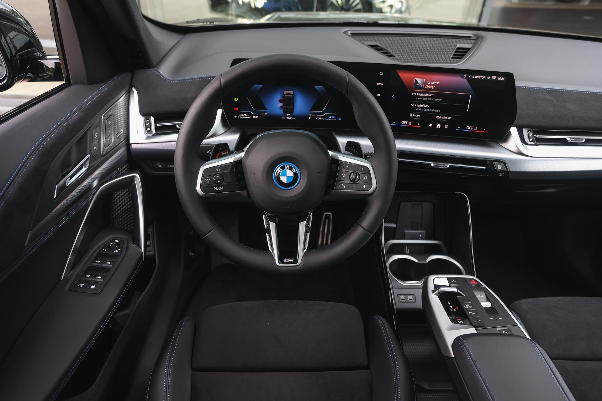 BMW X1 xDrive25e M Sport Automaat / Panoramadak / Trekhaak /, Auto's, BMW, Zwart, Zwart, Bedrijf, Hybride Elektrisch/Benzine