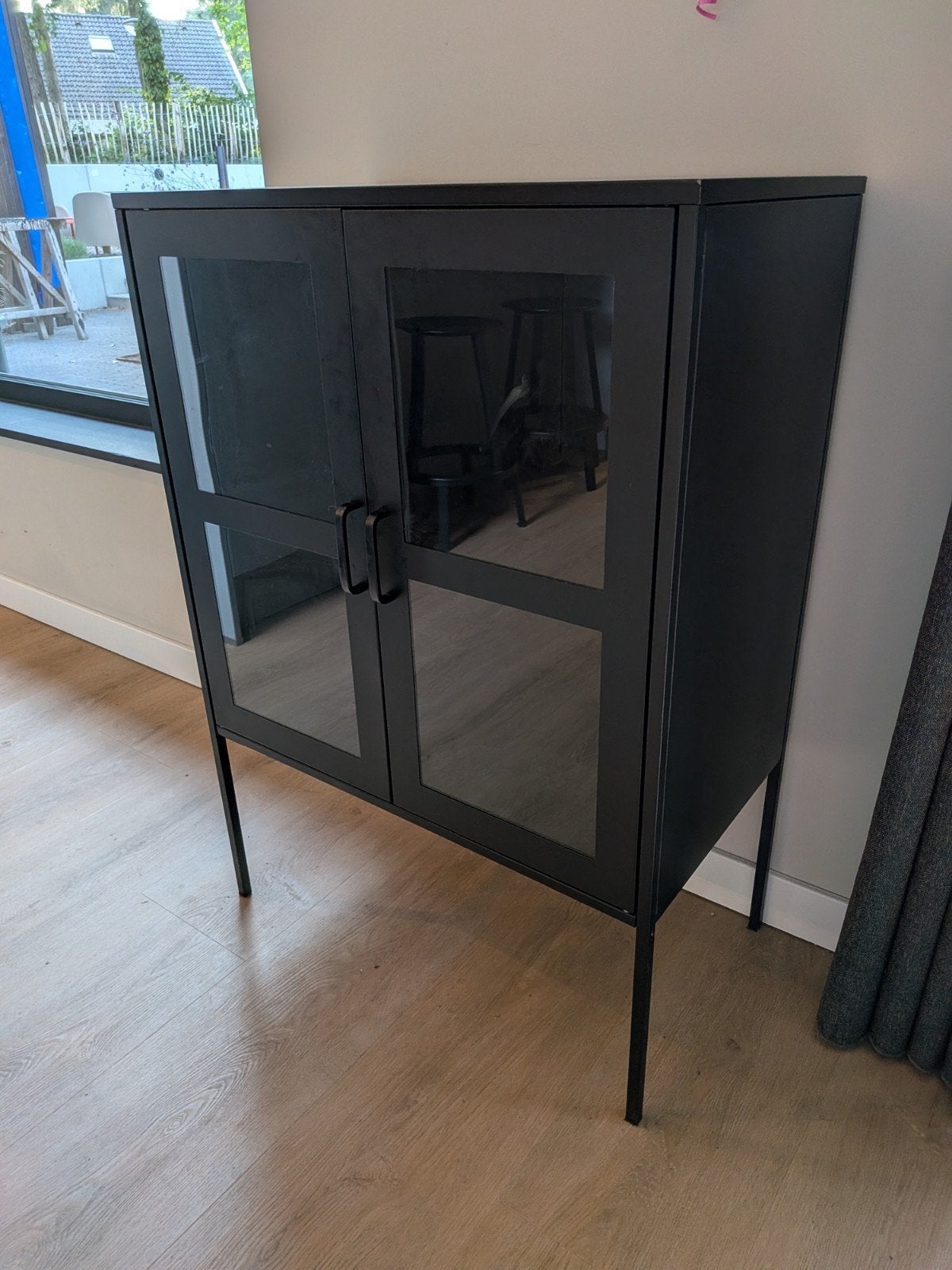 Modern zwart opbergkastje met glazen deuren, Ophalen, Zo goed als nieuw