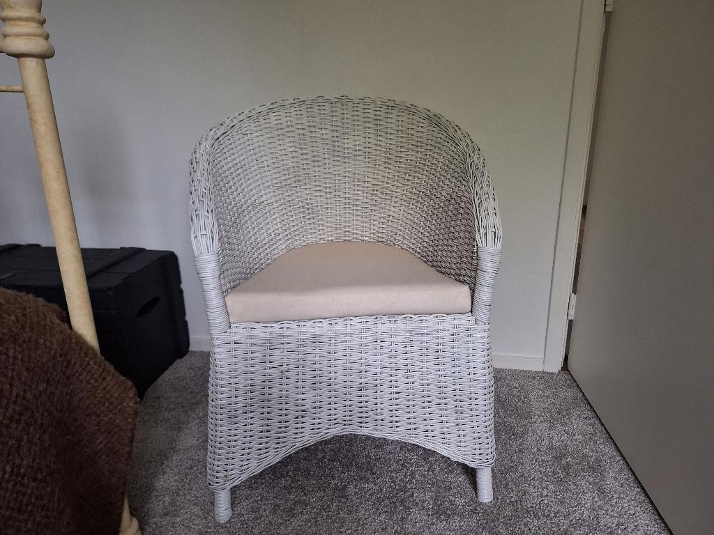 Wit gespoten rieten stoel brocante fauteuil, Huis en Inrichting, Fauteuils, Ophalen, Gebruikt, 50 tot 75 cm, Brocante,  landelijk,  scandinavische