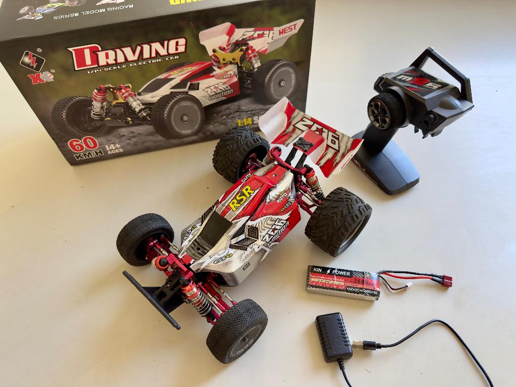 Wltoys 144001 RC buggy METAL UPGRADE, Hobby en Vrije tijd, Modelbouw | Radiografisch | Auto's, Auto offroad, Schaal 1:14, Zo goed als nieuw