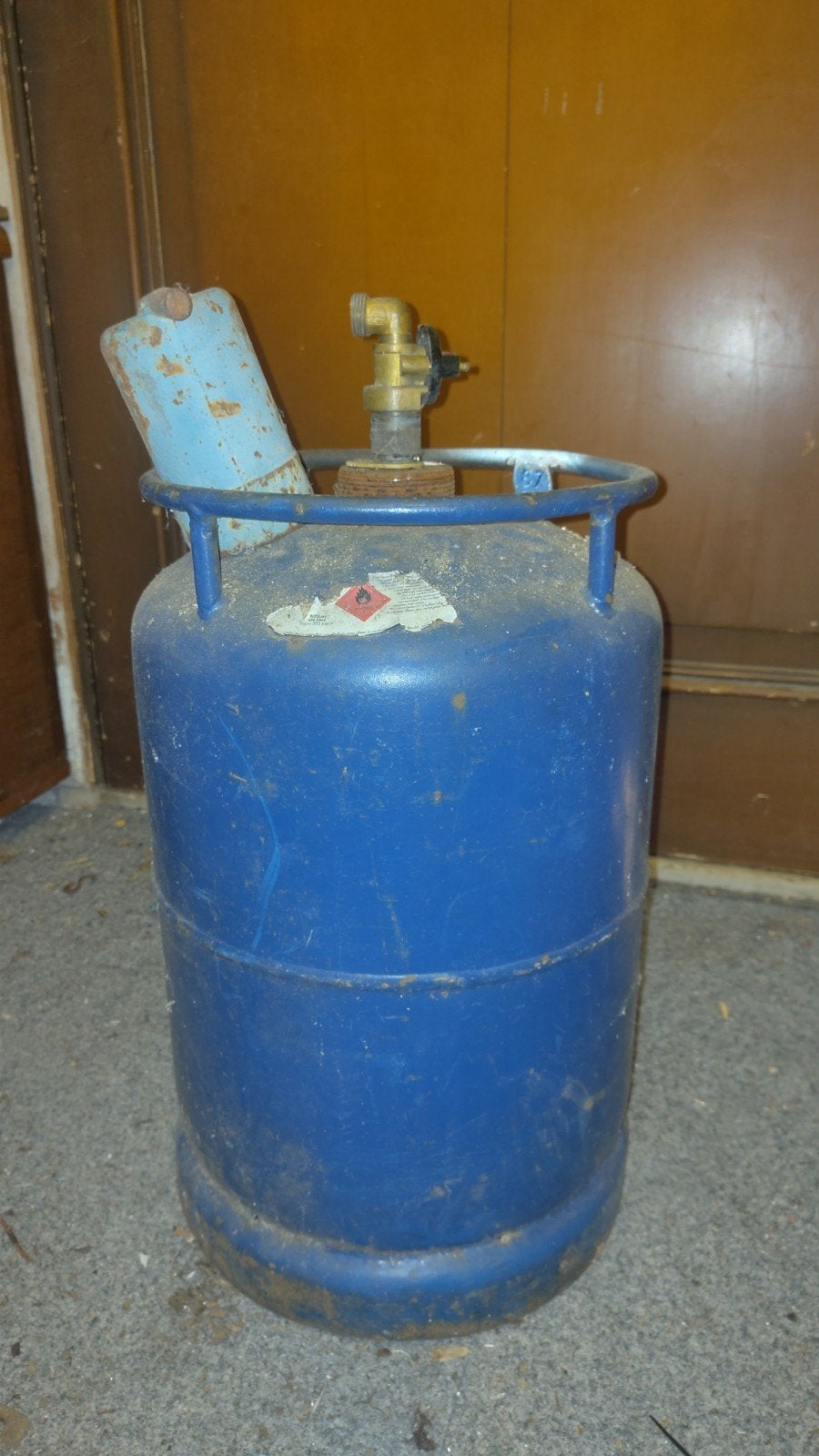 Gasfles met verloopstuk, gedeeltelijk gevuld met butaangas, Ophalen, Gebruikt