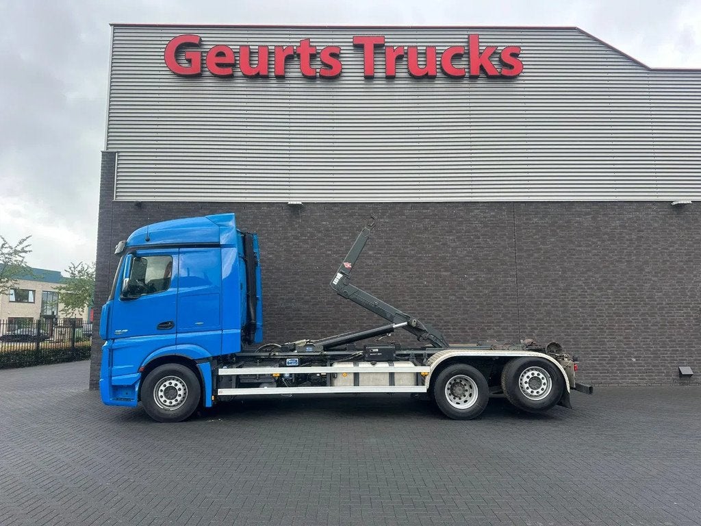 Mercedes-Benz Actros 2545 6X2 MET HIAB MULTILIFT XR21S61 HAA, Auto's, Automaat, Euro 6, Blauw, Bedrijf