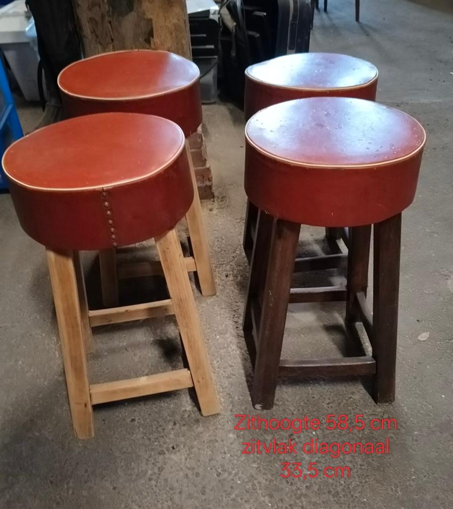 4 Lage barkrukken  opknapper mancave kroeg, Huis en Inrichting, Barkrukken, Gebruikt, 30 tot 60 cm, Hout, 4 krukken, Met voetsteun